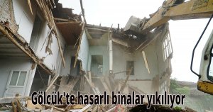 Gölcük'te hasarlı binalar yıkılıyor