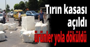Tırın kasası açıldı, ürünler yola döküldü