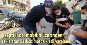 Çarptığı otomobilin üzerinden takla atan kasksız motosikletli yaralandı