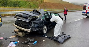 Paramparça olan otomobilde can verdi