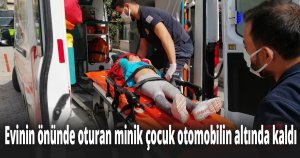 Evinin önünde oturan minik çocuk otomobilin altında kaldı