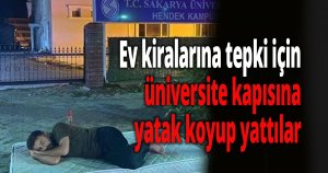 Ev kiralarına tepki için üniversite kapısına yatak koyup yattılar