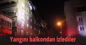 Çatılarında çıkan yangını balkondan izlediler