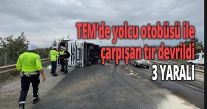  TEM’de yolcu otobüsü ile çarpışan tır devrildi