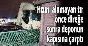 Hızını alamayan tır önce direğe, sonra deponun kapısına çarptı