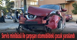 Servis minibüsü ile çarpışan otomobildeki çocuk yaralandı