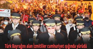 Türk Bayrağını alan İzmitliler cumhuriyet ışığında yürüdü