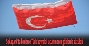 Göklerdeki binlerce Türk bayrağı görenleri şaşkına çevirdi