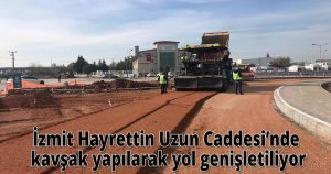 İzmit Hayrettin Uzun Caddesi’nde kavşak yapılarak yol genişletiliyor