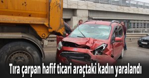 Tıra çarpan hafif ticari araçtaki kadın yaralandı