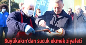 Karla mücadele eden ekiplere Başkan Büyükakın'dan sucuk ekmek ziyafeti