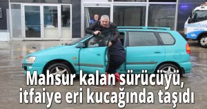  Mahsur kalan sürücüyü, itfaiye eri kucağında taşıdı