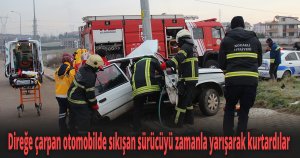 Direğe çarpan otomobilde sıkışan sürücüyü zamanla yarışarak kurtardılar