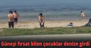 Güneşi fırsat bilen çocuklar denize girdi