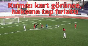  Kırmızı kart görünce, hakeme top fırlattı