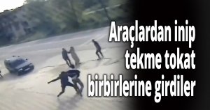 Araçlardan inip tekme tokat birbirlerine girdiler