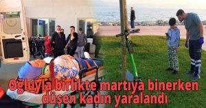 Oğluyla birlikte martıya binerken düşen kadın yaralandı