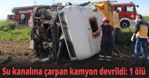 Su kanalına çarpan kamyon devrildi