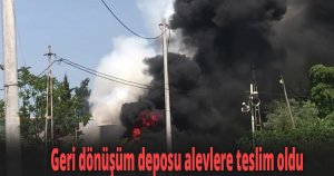 Geri dönüşüm deposu alevlere teslim oldu