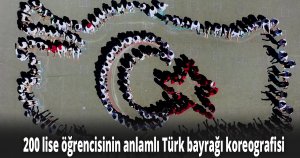 200 lise öğrencisinin anlamlı Türk bayrağı koreografisi