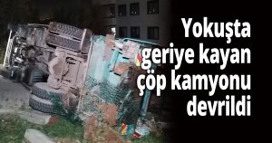 Yokuşta geriye kayan çöp kamyonu devrildi