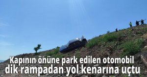 Kapının önüne park edilen otomobil dik rampadan yol kenarına uçtu