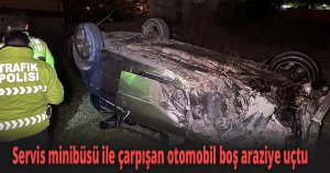 Servis minibüsü ile çarpışan otomobil boş araziye uçtu