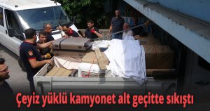 Çeyiz yüklü kamyonet alt geçitte sıkıştı