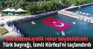 600 metrekarelik rekor büyüklükteki Türk bayrağı, İzmit Körfezi’ni taçlandırdı