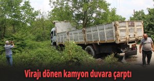 Virajı dönen kamyon duvara çarptı
