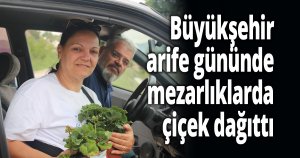Büyükşehir arife gününde mezarlıklarda çiçek dağıttı