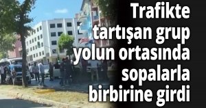 Trafikte tartışan grup yolun ortasında sopalarla birbirine girdi