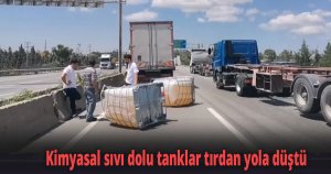 Kimyasal sıvı dolu tanklar tırdan yola düştü