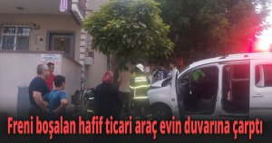 Freni boşalan hafif ticari araç evin duvarına çarptı