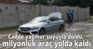Cadde yağmur suyuyla doldu, milyonluk araç yolda kaldı