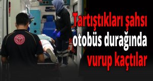 Tartıştıkları şahsı durakta pompalı tüfekle yaralayıp motosikletle kaçtılar