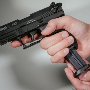 Polis memuru kendini vurdu