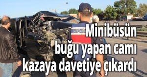 Tıra arkadan çarpan minibüs hurdaya döndü