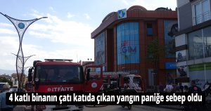 4 katlı binanın çatı katıda çıkan yangın paniğe sebep oldu