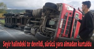 Seyir halindeki tır devrildi
