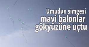  Umudun simgesi mavi balonlar gökyüzüne uçtu