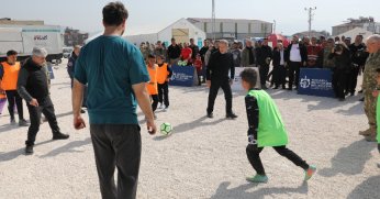 Bakan Akar, çocuklarla futbol oynadı
