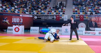 ŞAMPİYONLARA MADALYALARI VERİLDİ