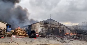 Temzilik maddesi deposu alevlere teslim oldu