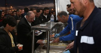 Bakan Varank, Kocaeli çadır kentte orucunu açtı