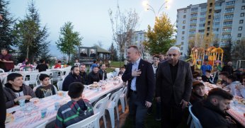 Başkan Büyükakın, Topçular Mahalle sakinleriyle iftarda buluştu