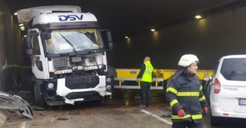 Tünel girişindeki kaza trafiği felç etti