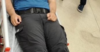 Polisi kafasına taşla vurarak yaraladı