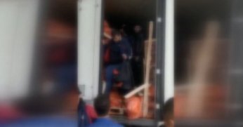 Tır dorsesinde 54 kaçak göçmen