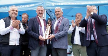 Başkan Büyükakın’a hediye kemençe